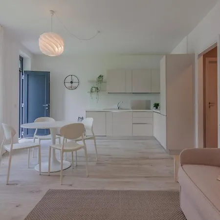 Apartman Guesthost - Lezzeno Beautiful View 1&2 *