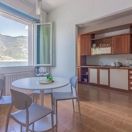 Apartman Guesthost - Lezzeno Beautiful View 1&2 *