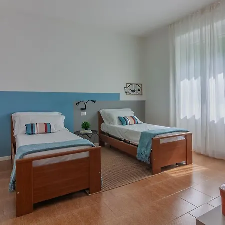 Apartman Guesthost - Lezzeno Beautiful View 1&2 *