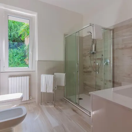 Guesthost - Lezzeno Beautiful View 1&2 *